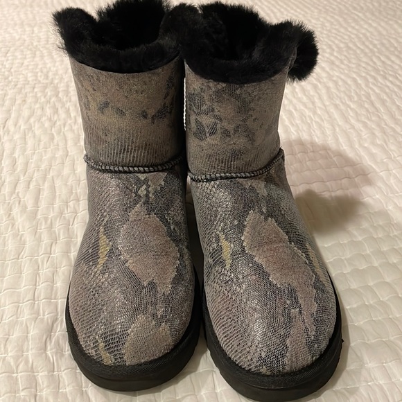 Ugg gray python short boot. Size 10 - Picture 1 of 11
